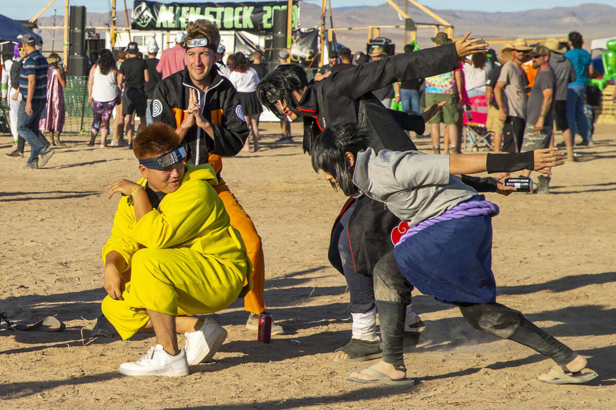 Asistentes al festival hacen la pose de correr de Naruto y otros durante el festival Alienstock ...