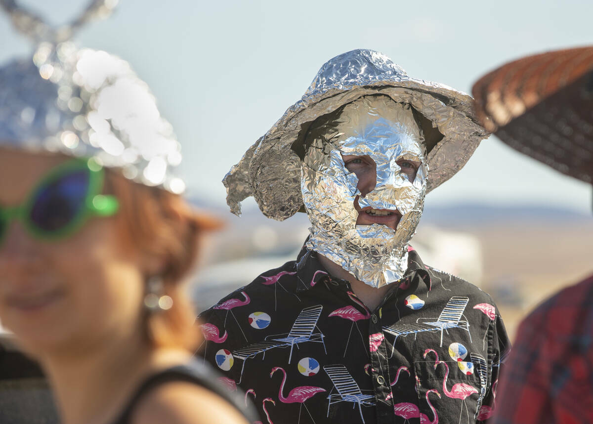 Chris Reid de Reno hace sombreros de papel de aluminio para los asistentes al festival durante ...