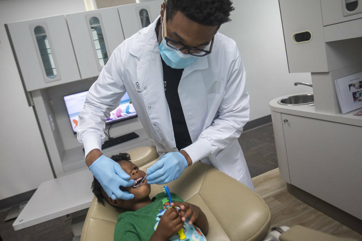 El dentista Terry Meads revisa los dientes de Sammy Hale, de 4 años, en Changing Smiles Pediat ...