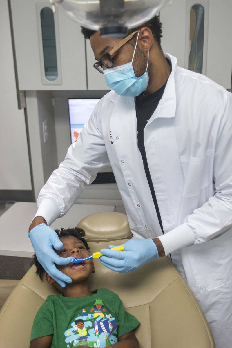 Sammy Hale, de 4 años, recibe una limpieza dental del dentista Terry Meads en Changing Smiles ...