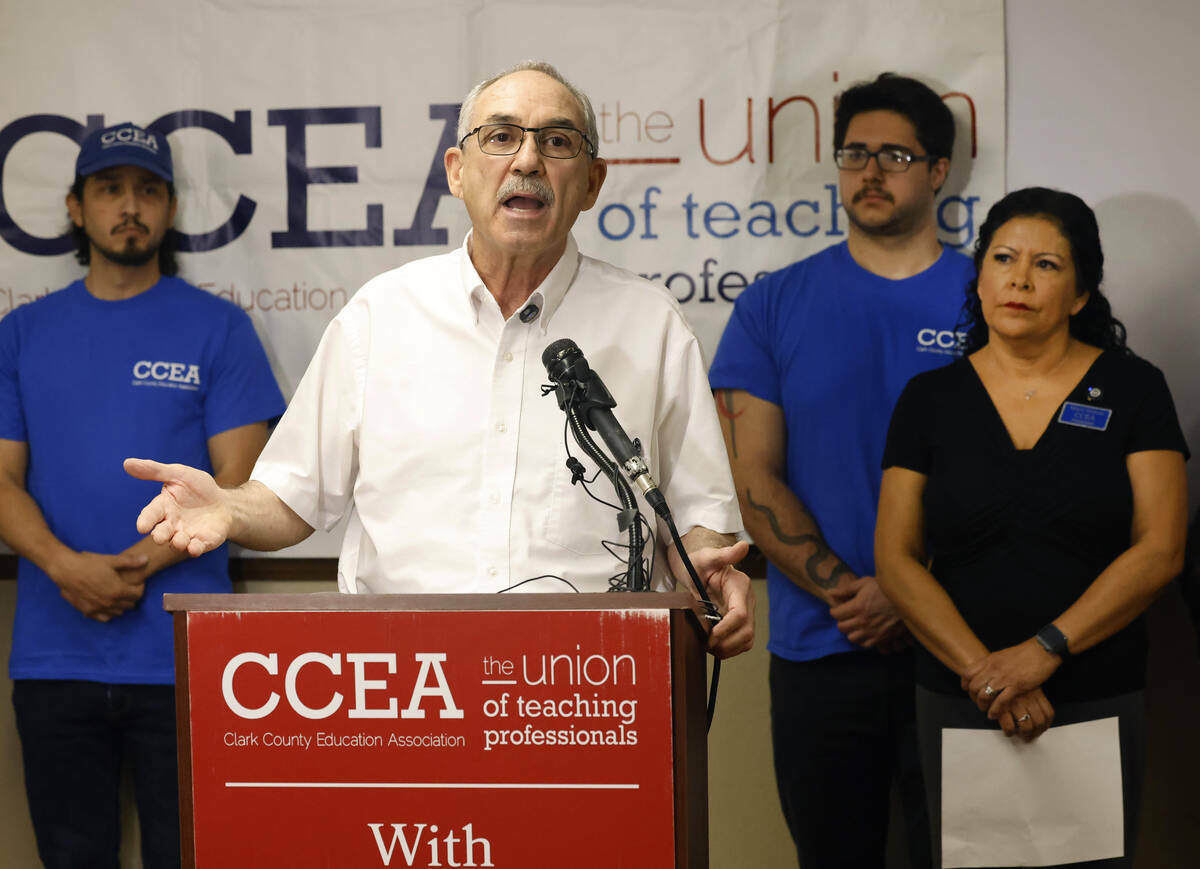 El director Ejecutivo de la Clark County Education Association (CCEA), John Vellardita, habla d ...