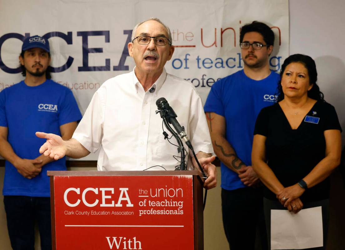 El director Ejecutivo de la Clark County Education Association (CCEA), John Vellardita, habla d ...