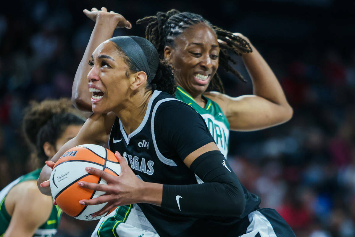 La centro de las Aces A'ja Wilson (22) conduce el balón ante la alero de las Seattle Storm Nne ...