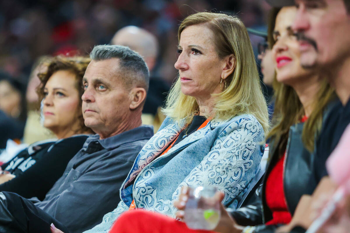 La comisionada de la WNBA, Cathy Engelbert, observa la acción durante el primer partido de los ...