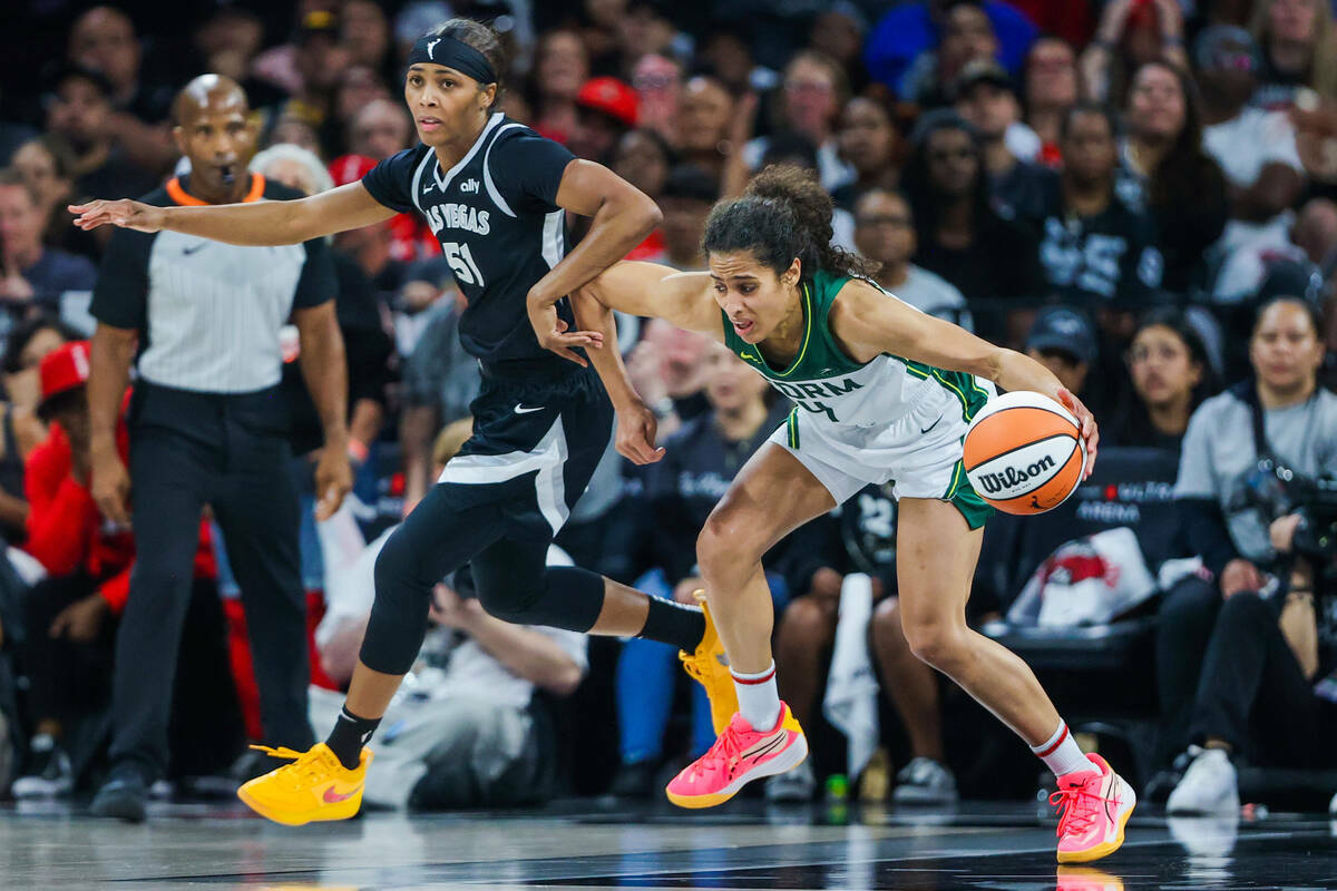 La escolta de las Aces Sydney Colson (51) cubre a la escolta de las Seattle Storm Skylar Diggin ...