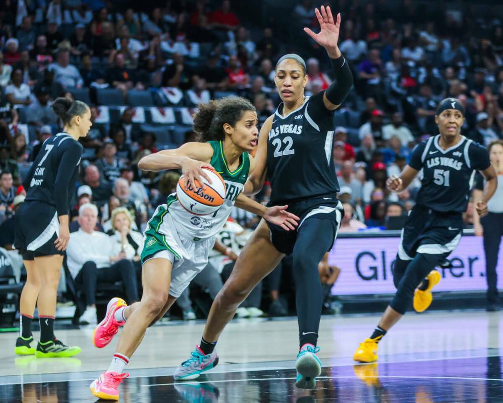 A'ja Wilson (22), centro de las Aces, cubre a Skylar Diggins-Smith (4), escolta de las Seattle ...