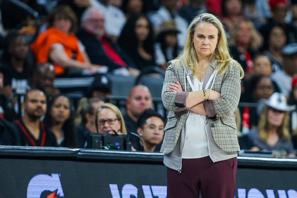 La entrenadora de las Aces, Becky Hammon, observa desde la banda durante el primer partido de l ...