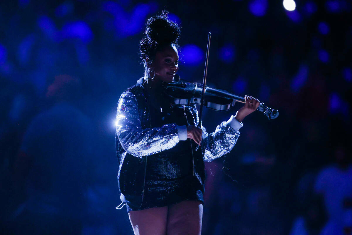 Bri Blvck, violinista de hip-hop, actúa durante el primer partido de los playoffs de la WNBA e ...