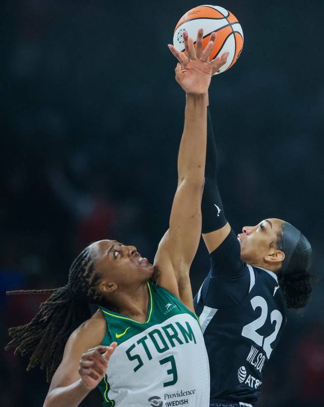 A'ja Wilson (22), centro de las Aces, y Nneka Ogwumike (3), alero de las Seattle Storm, saltan ...