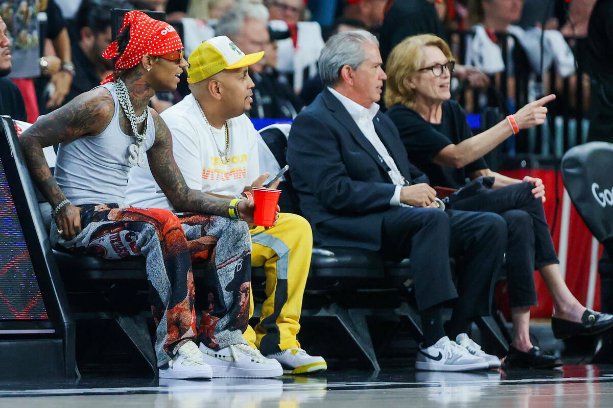 El rapero Swae Lee observa la acción durante el primer partido de los playoffs de la WNBA entr ...