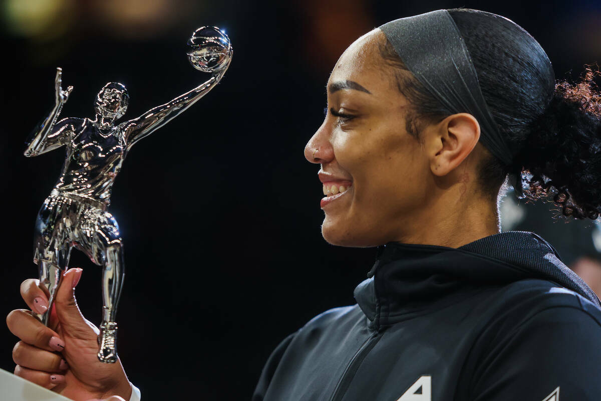 A'ja Wilson, centro de las Aces, sostiene su trofeo de MVP de la WNBA antes del primer partido ...