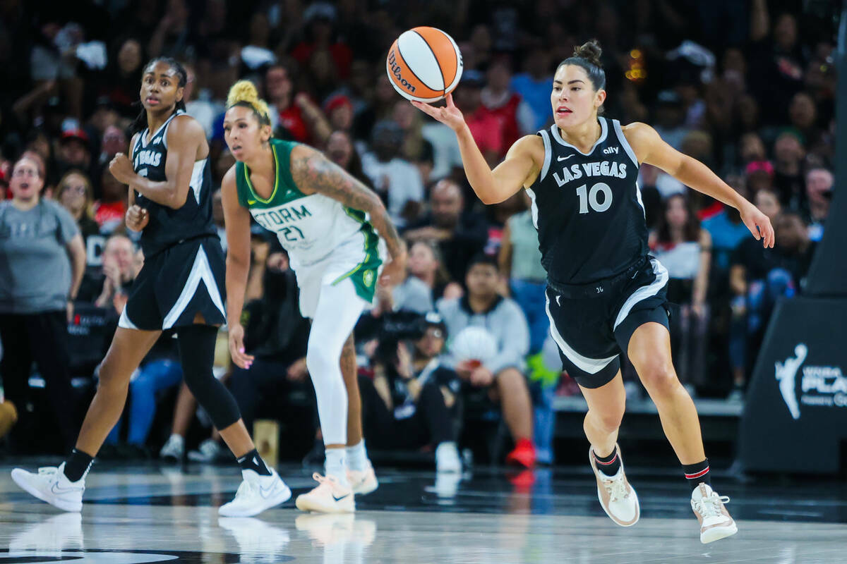 La escolta de las Aces Kelsey Plum (10) corre por la cancha durante el primer partido de los pl ...