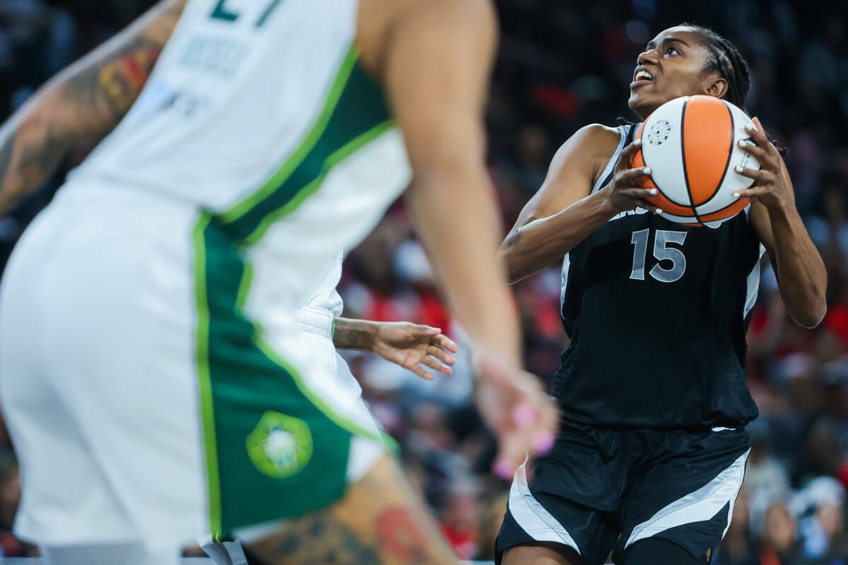 La escolta de las Aces Tiffany Hayes (15) conduce el balón hacia la canasta durante el primer ...