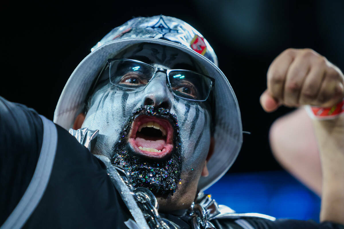 Un fan de las Aces posa para la cámara durante el primer partido de los playoffs de la WNBA en ...