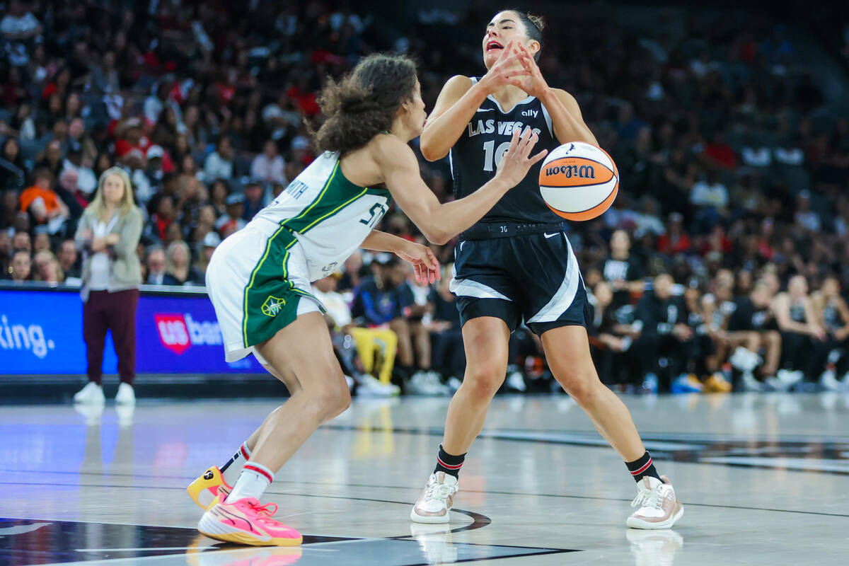 La escolta de las Seattle Storm Skylar Diggins-Smith (4) cubre a la escolta de las Aces Kelsey ...