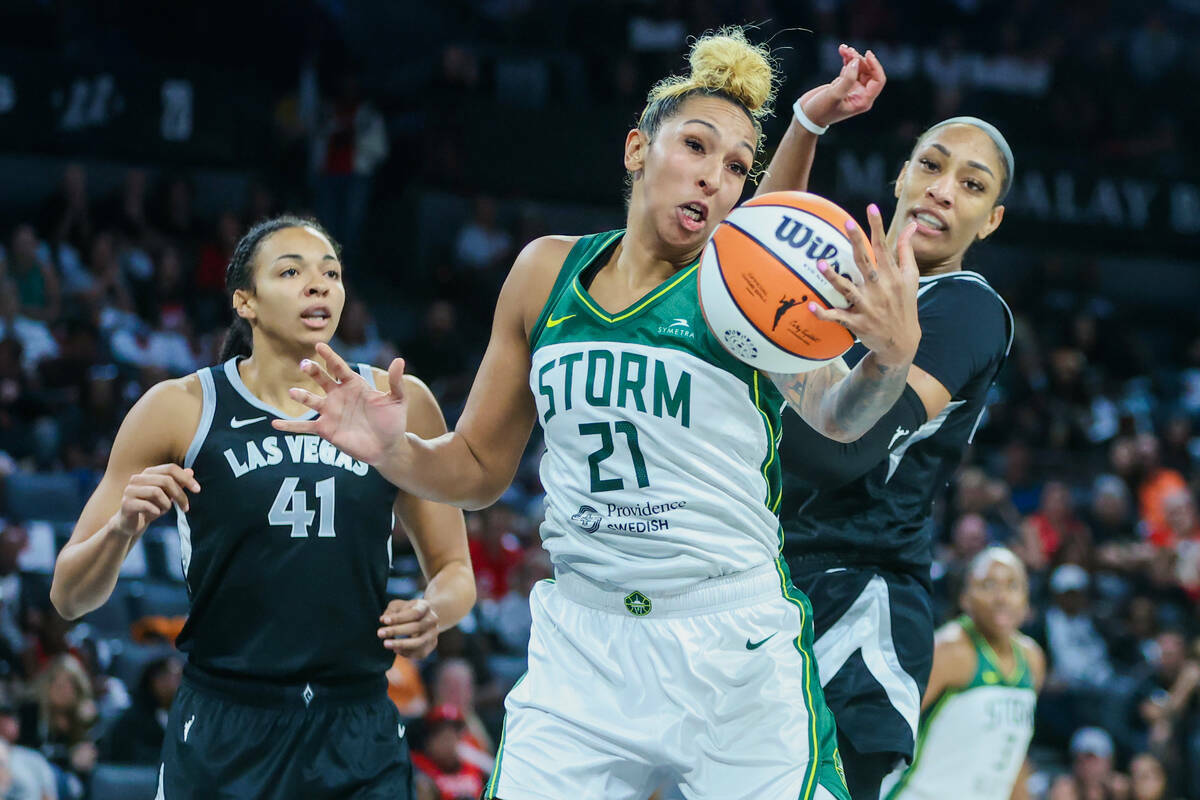 Mercedes Russell (21), centro de las Seattle Storm, se apresura para evitar que el balón se le ...