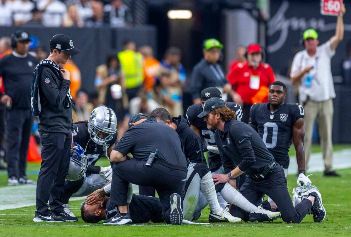 El safety de los Raiders Marcus Epps (1) cae con una posible lesión de rodilla contra los Caro ...