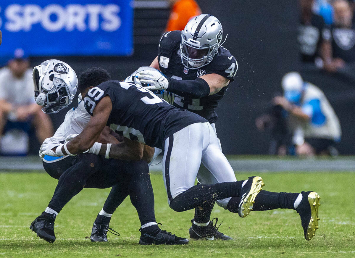 El cornerback de los Raiders Nate Hobbs (39) pierde su casco en un intento de tacleada sobre el ...