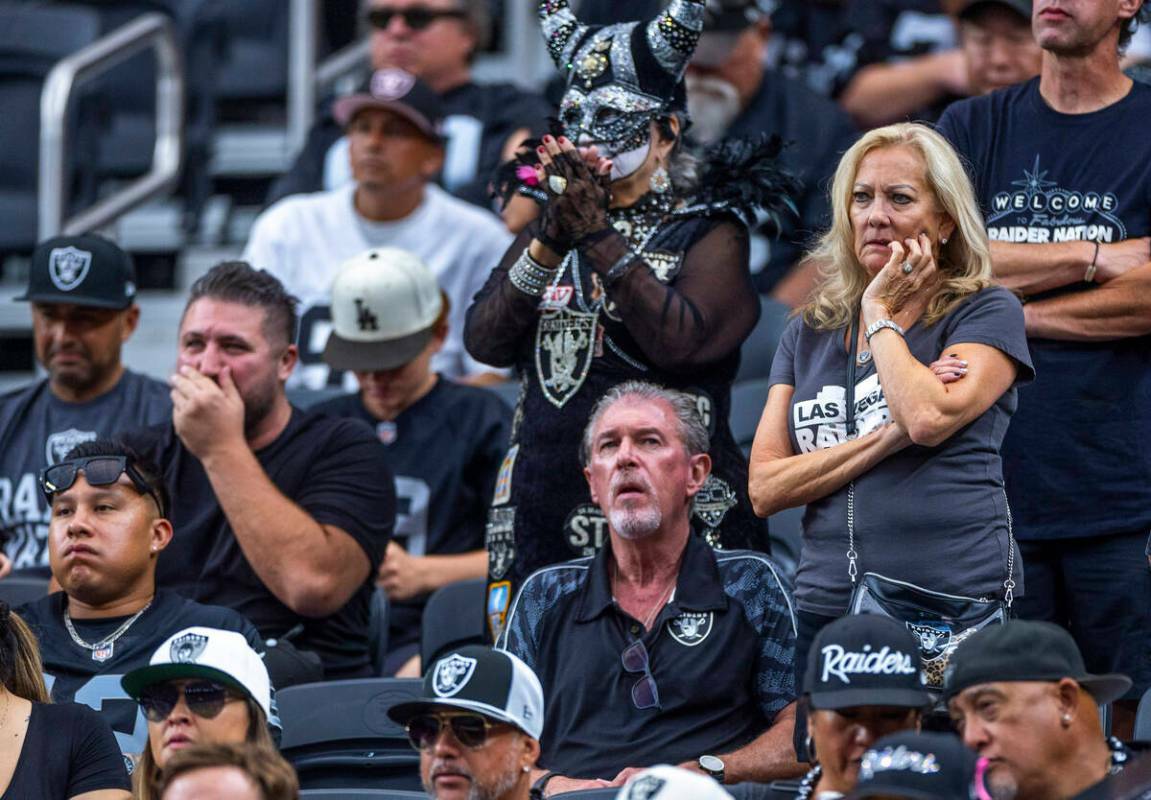 Los fans de los Raiders se muestran consternados en sus asientos mientras los Carolina Panthers ...