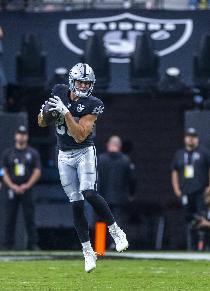 El tight end de los Raiders Brock Bowers (89) se eleva para una recepción sobre los Carolina P ...