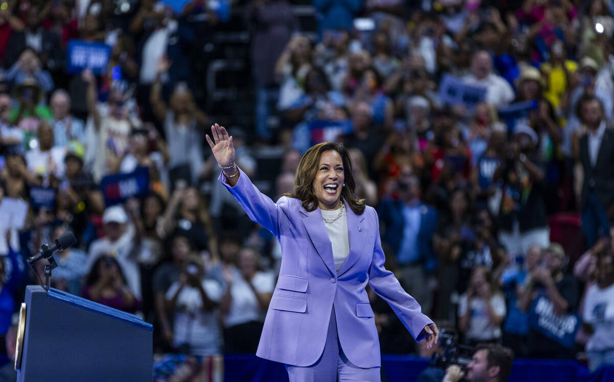 La vicepresidenta Kamala Harris saluda a sus seguidores mientras sube al escenario durante un m ...