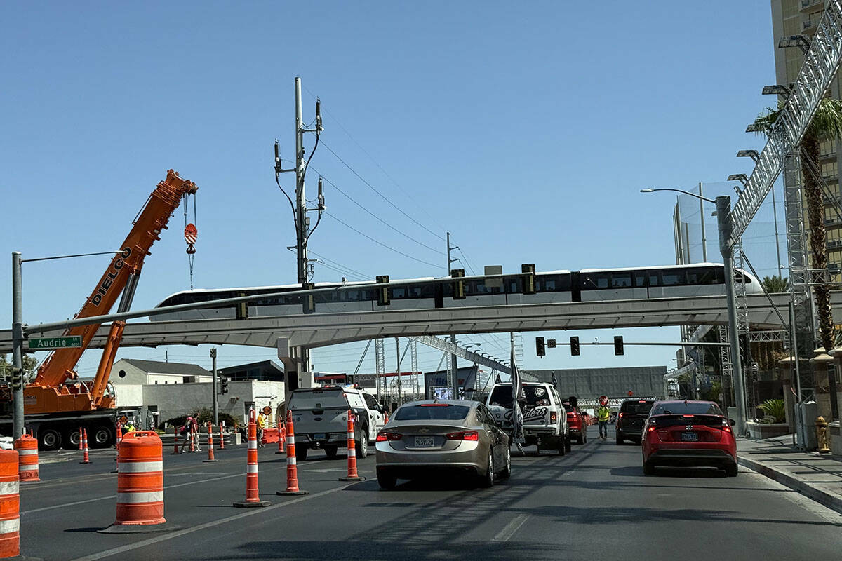 Tráfico en Harmon Avenue entre Las Vegas Boulevard y Koval Lane, el sábado 21 de septiembre d ...