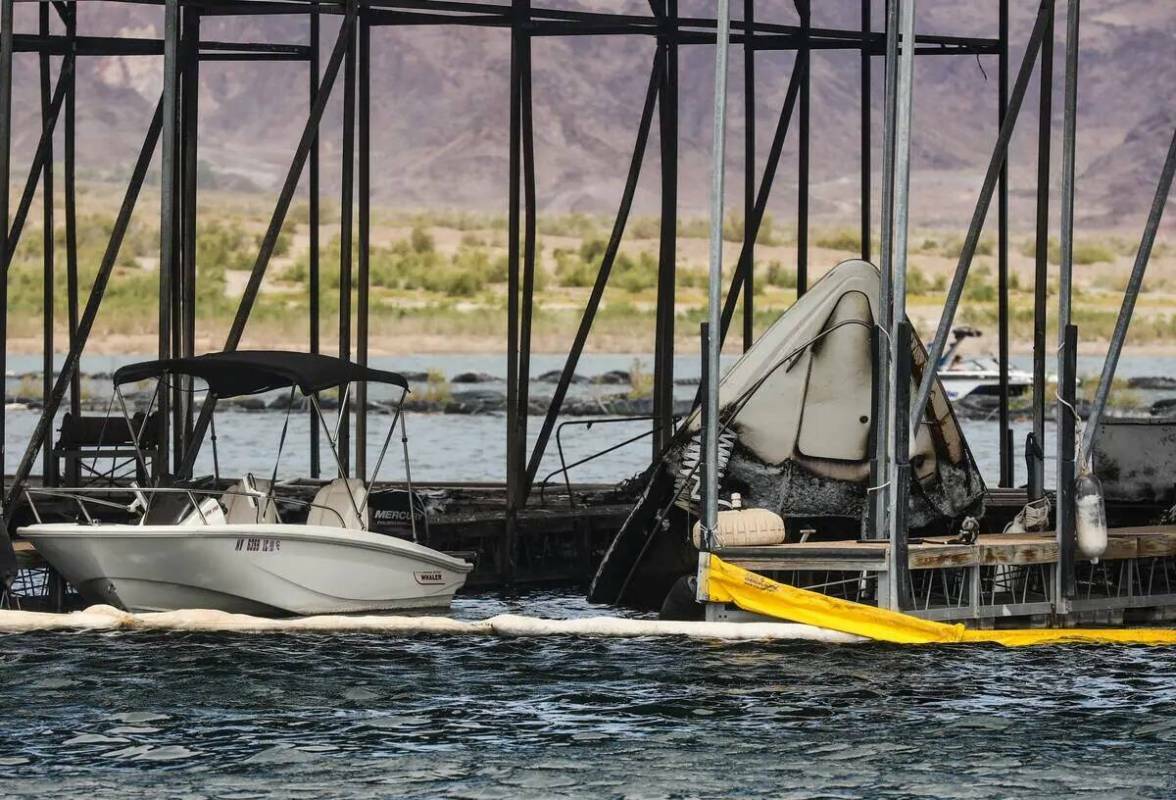 La proa de un barco hundido asoma fuera del agua en el lugar donde un incendio hizo zozobrar a ...