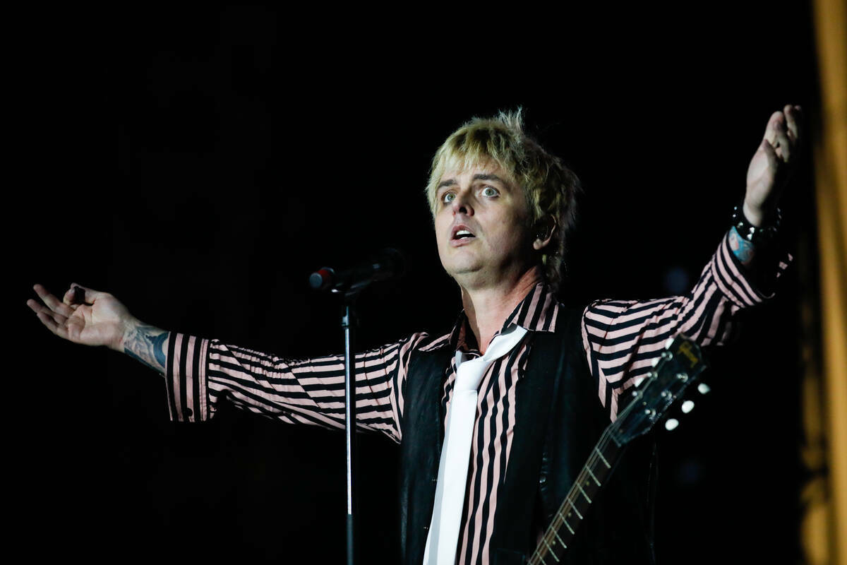 El cantante de Green Day, Billie Joe Armstrong, observa al público durante una actuación en e ...