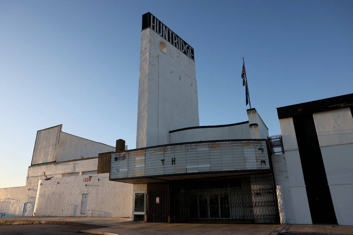 El histórico Huntridge Theater, en el centro de Las Vegas, el viernes 31 de marzo de 2022. Los ...