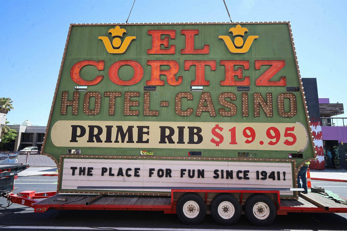 Cuadrillas trasladan el cartel ‘Prime Rib $19.95’ de El Cortez al Neon Museum. (Neon Museum)