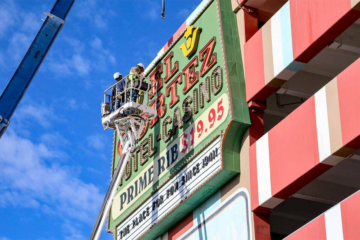 Cuadrillas trasladan el cartel ‘Prime Rib $19.95’ de El Cortez al Neon Museum. (Neon Museum)