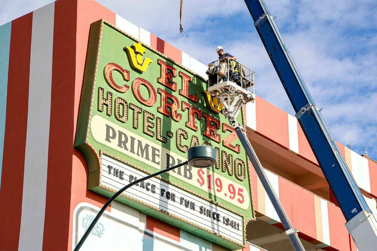 Cuadrillas trasladan el cartel ‘Prime Rib $19.95’ de El Cortez al Neon Museum. (Neon Museum)