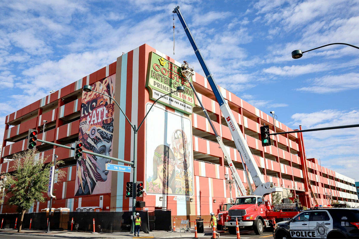 Cuadrillas trasladan el cartel ‘Prime Rib $19.95’ de El Cortez al Neon Museum. (Neon Museum)