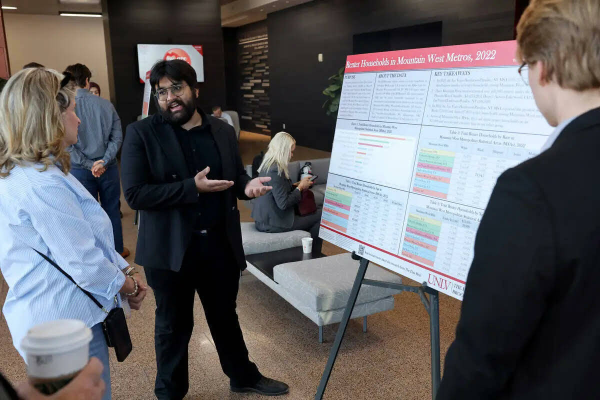 Mohit Pande, en el centro, y Sean Curry, ambos pasantes investigadores de Brookings Mountain We ...