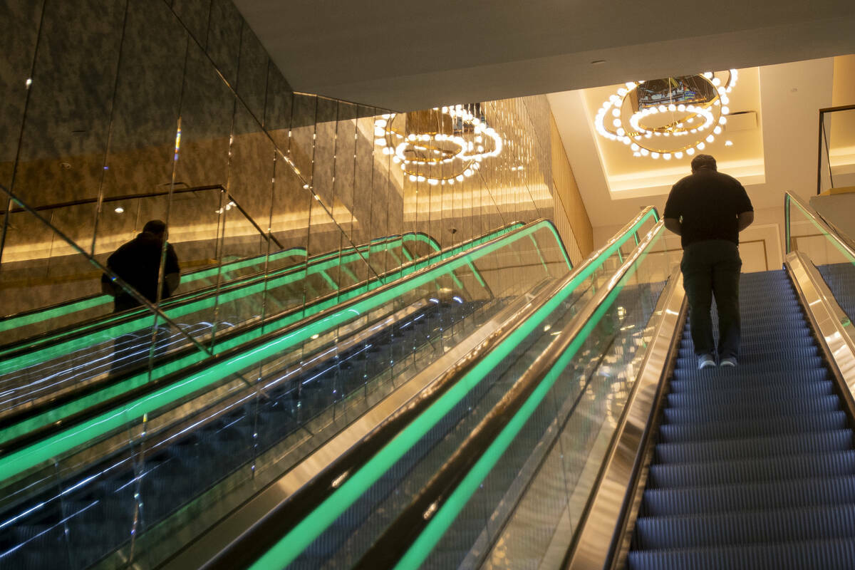 Un empleado recorre el nuevo Skybridge del Paris Las Vegas, el viernes 20 de septiembre de 2024 ...