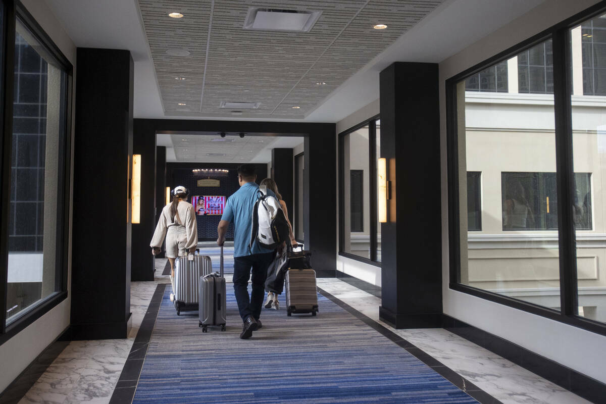 Clientes caminan por el nuevo Skybridge del Paris Las Vegas, el viernes 20 de septiembre de 202 ...