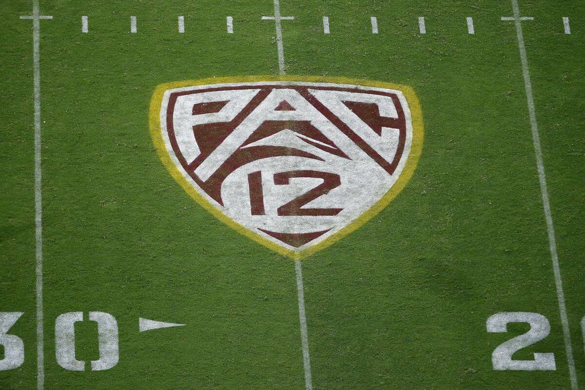 ARCHIVO - El logotipo de la Pac-12 en el Sun Devil Stadium durante la segunda mitad de un parti ...