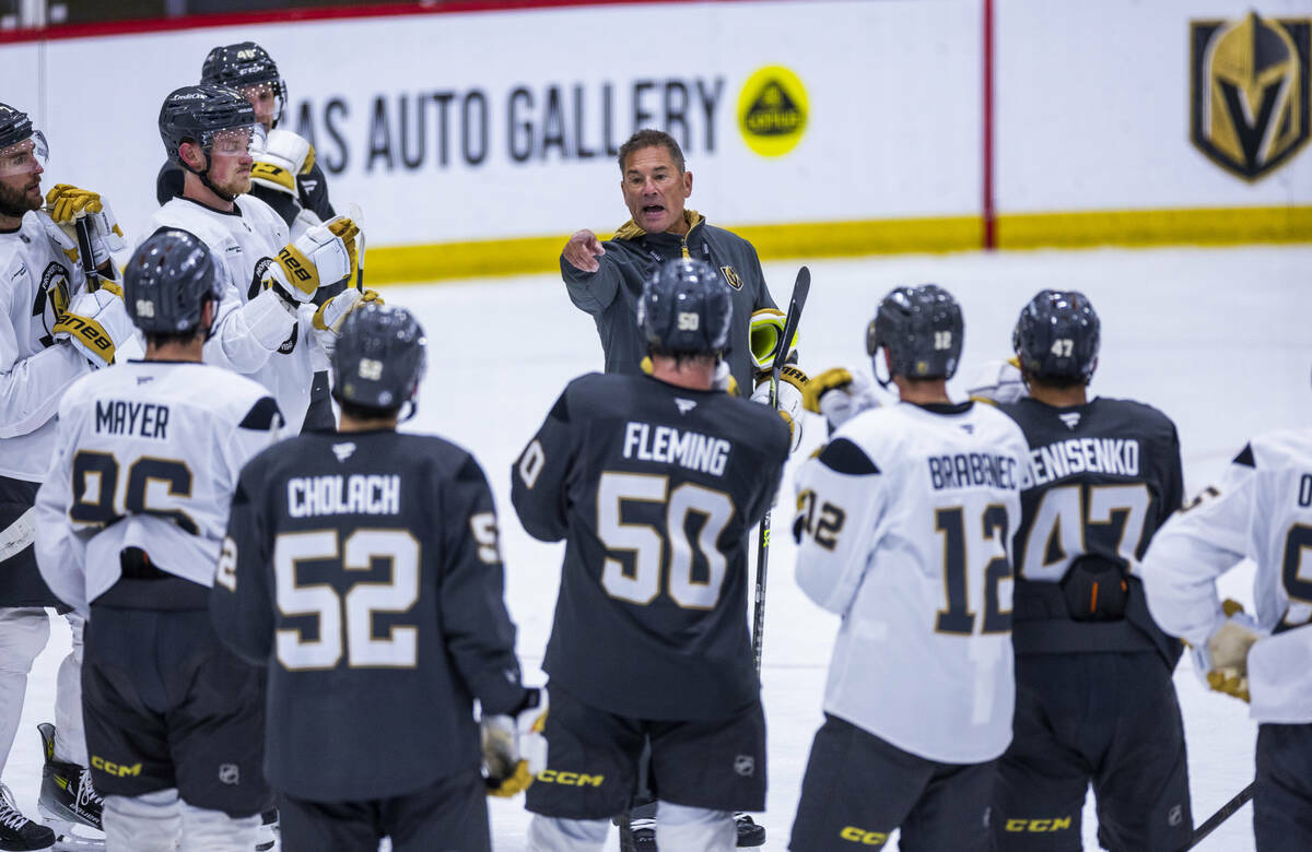 El entrenador de los Golden Knights, Bruce Cassidy, habla con sus jugadores en el hielo durante ...