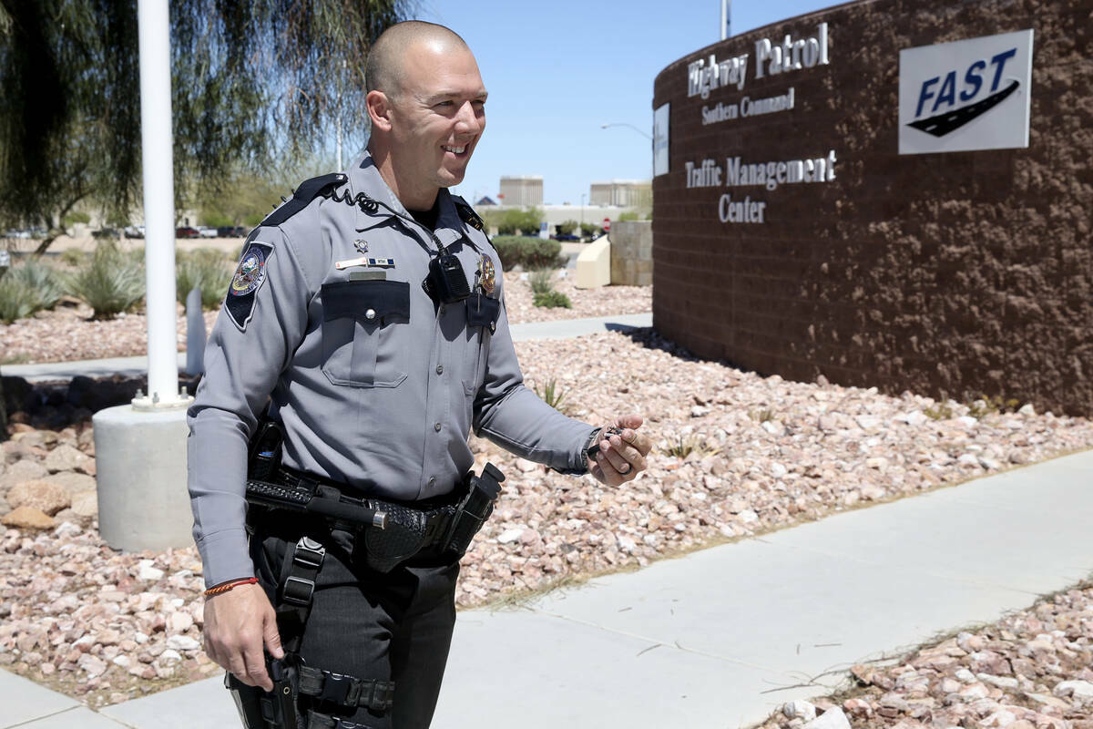 El agente de la Patrulla de Carreteras de Nevada (NHP) Jacob Fisher durante una conferencia de ...