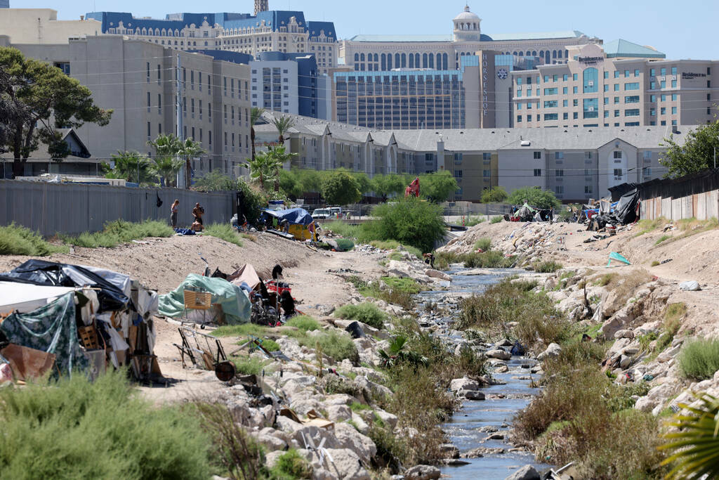 ARCHIVO - Varias personas acampan en el Tropicana Wash, cerca de University Center Drive al est ...