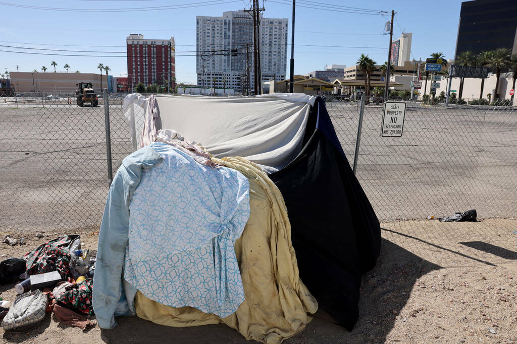 ARCHIVO - Un refugio visto fuera de Las Vegas Boulevard cerca de Mesquite Avenue, en el centro ...