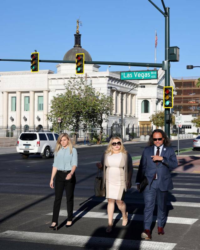 La exconcejal de Las Vegas Michele Fiore, en el centro, camina hacia el Tribunal Federal Lloyd ...