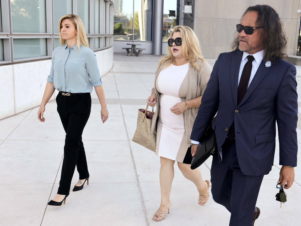 La exconcejal de Las Vegas Michele Fiore, en el centro, llega al Tribunal Federal Lloyd George ...