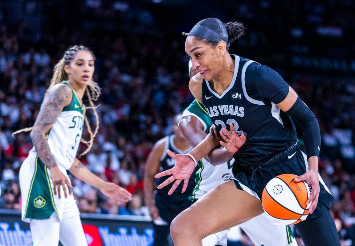 La centro de las Aces A'ja Wilson (22) recibe una falta del escolta de las Seattle Storm Jordan ...