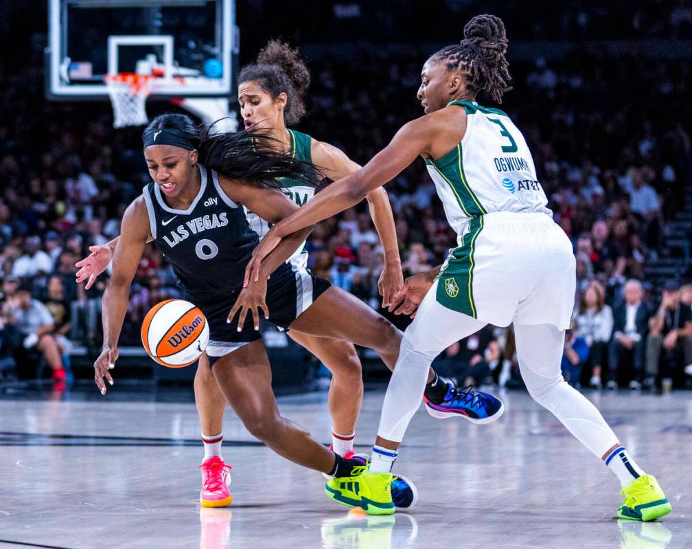 La escolta de las Aces Jackie Young (0) recibe una falta de la alero Nneka Ogwumike (3) y de la ...