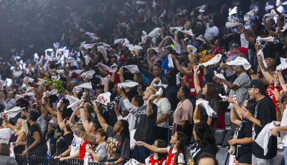 Aficionados de las Aces ondean sus toallas durante la primera mitad del partido de playoffs de ...