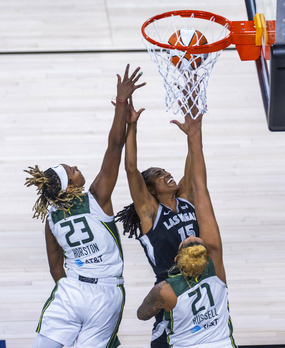 La escolta de las Aces Tiffany Hayes lucha por una canasta ante la escolta Jordan Horston (23) ...