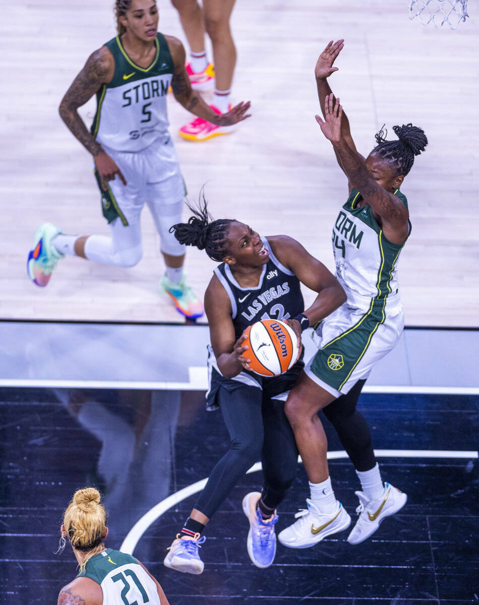 La escolta de las Aces Chelsea Gray (12) enfrenta a la escolta de las Seattle Storm Jewell Loyd ...