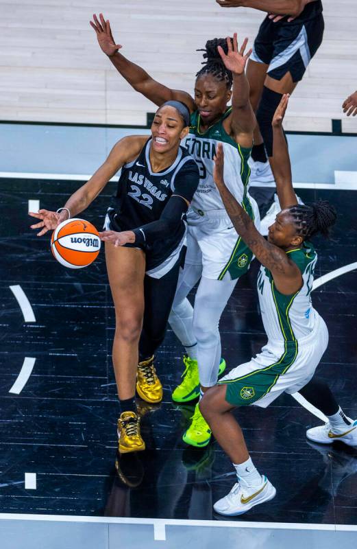 La centro de las Aces A'ja Wilson (22) recibe un pase bajo la férrea defensa de la centro de l ...