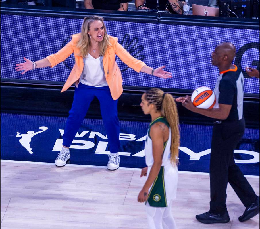 Becky Hammon, entrenadora de las Aces, reclama una falta contra las Seattle Storm durante la se ...